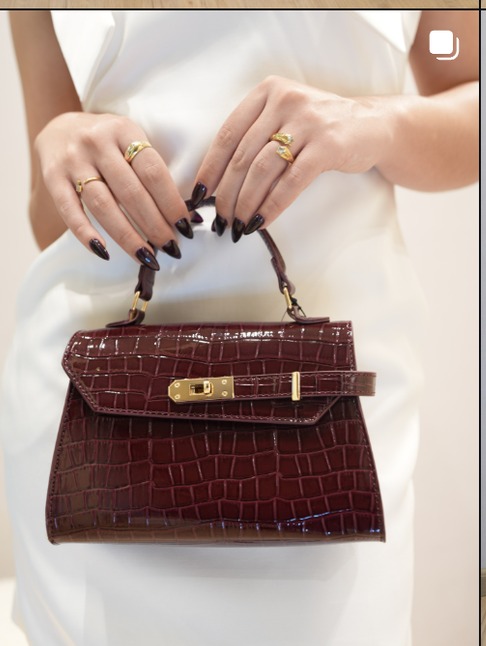 Bolso de cocodrilo color vino con asa de mano