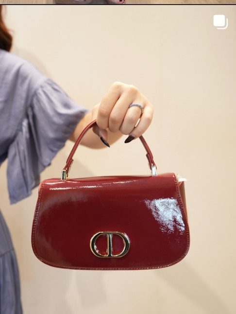 Bolso de charol rojo con asa corta