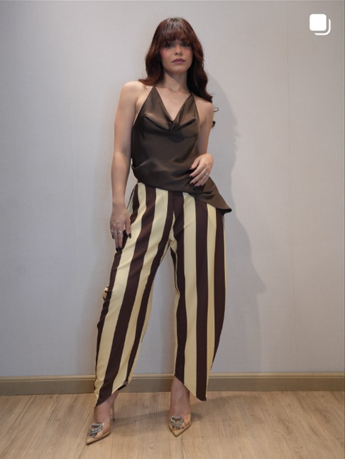 Top de seda marrón con pantalón de rayas