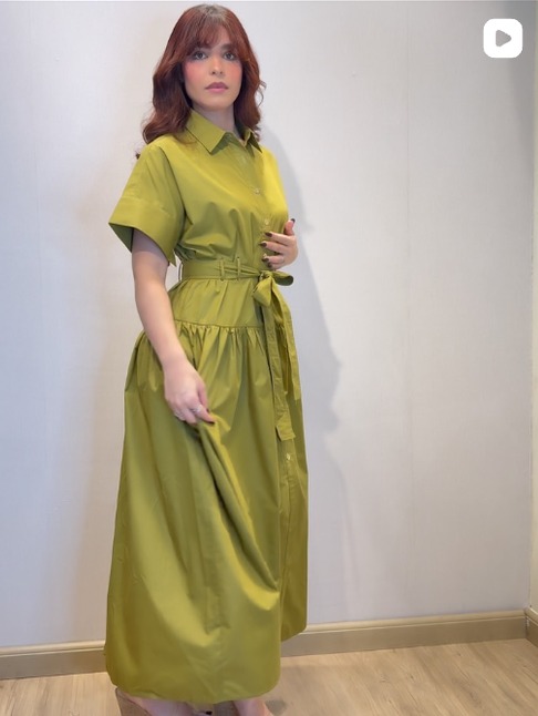 Mujer con vestido camisero oliva con cinturón